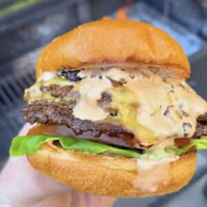 8. Smash bacon burger + hranolky